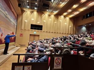 健康体操を会場の方々としている様子です