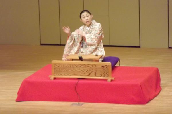 桂三扇さんが落語をしている様子です