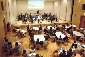 曲が終わって拍手をされている様子です