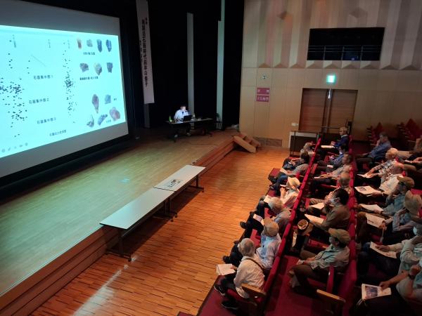 ホールで講師が稚児野遺跡の時代の説明をしている様子です
