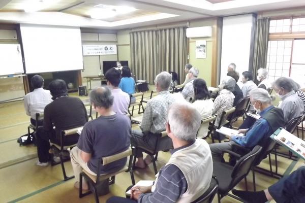 今西中構造改善センターで狛犬の講座を聞いている様子です