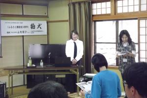 狛犬の講師の説明をしている様子です