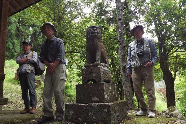 今西神社の獅子の置物です