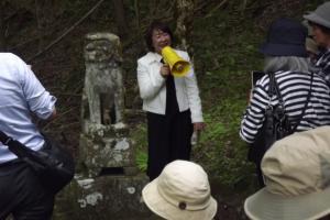 講師が狛犬の解説をされている様子です