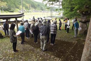 講師が鳥居の説明をしている様子です
