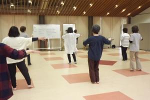フラダンスの基本のステップを学んでいる様子です