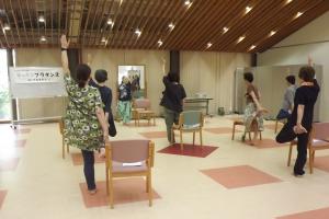 フラダンスの前の事前準備運動をしている様子です。