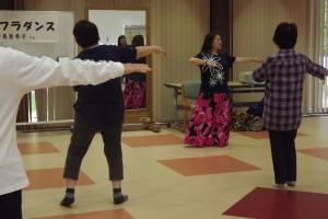 フラダンスのステップとハンドモーションを使っている様子です