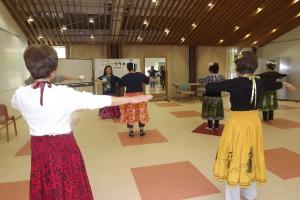 フラダンスの衣装を実際につけて踊っている様子です