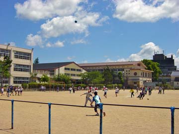 惇明小学校の校舎の外観