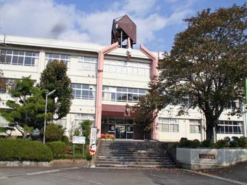 庵我小学校の校舎の外観