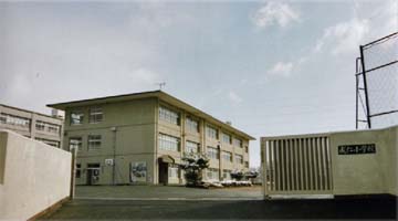 成仁小学校の校舎の外観