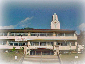 夜久野学園の校舎の外観