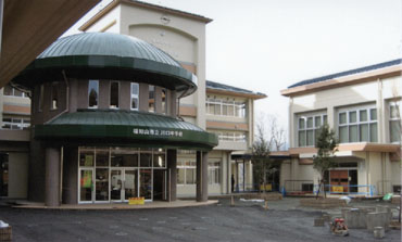 川口中学校の校舎の外観