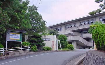 日新中学校の校舎の外観