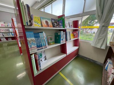 空きが目立つ本棚