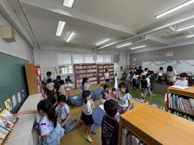 中間休みににぎわう図書館