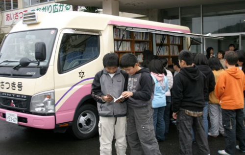 移動図書館さつき号で本を借りる子どもたち