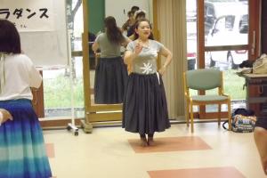 踊りを教えている講師の様子です
