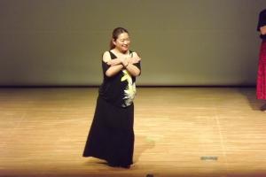 ステージで踊っている講師の様子です