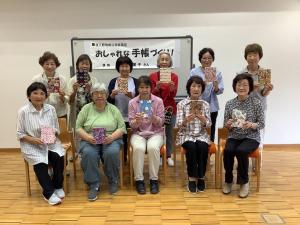 おしゃれな手帳づくりの様子です