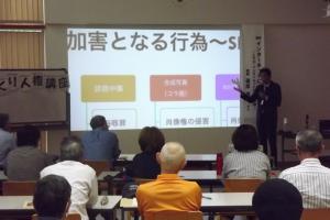 講師がプロジェクターで説明をしている様子です
