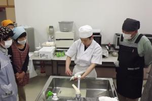 鯵の目利きについて説明をしている様子です