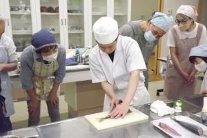 ぜいごの取り方を講師が模範指導している様子です