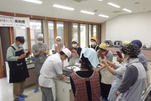 講師のさばき方をスマホでとっている様子です