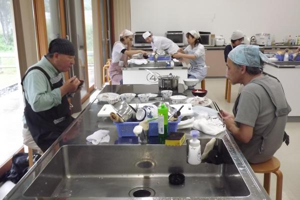 受講生が出来た料理を味わっている様子です