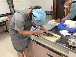 受講生が三枚に下ろしている様子です