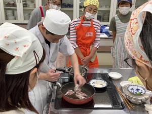 半身を調理している様子です