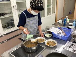 受講生がみぞれ煮を作っている様子です