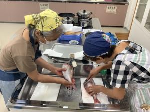 受講生が鯛の下処理を始めている様子です