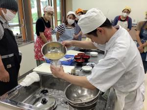 講師が出汁を作っている様子です