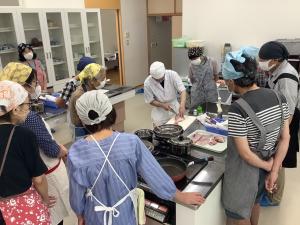 鯛のさばき方を習っている様子です