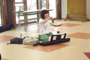 親子わくわく教室の講師の様子です