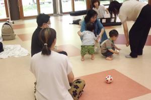 子どもたちが遊びまわっている様子です