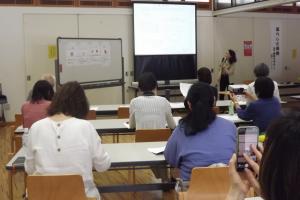 プロジェクターで薬膳について説明をしている様子です