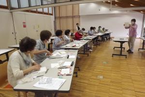 仕上げの説明を講師がしている様子です