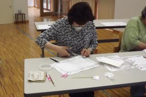 受講生が表表紙を作っている様子です