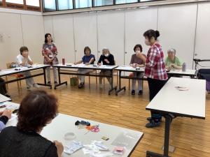 作り方を講師が説明している様子です