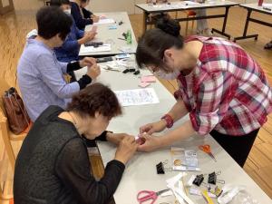 講師が制作のサポートをしている様子です