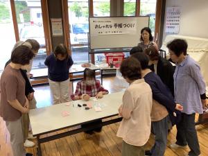 講師が作り方を実際に見せながら説明している様子です
