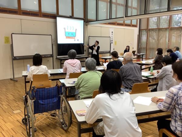 講師がプロジェクターで説明している様子です