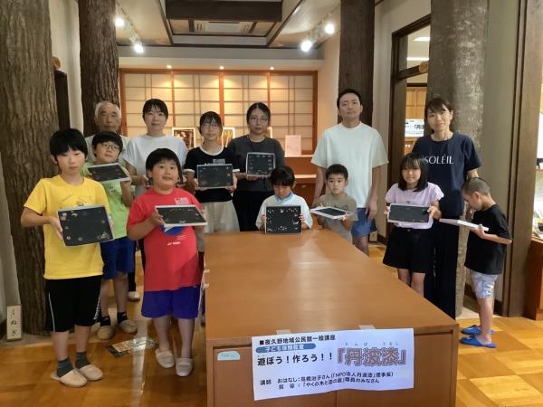 作品と一緒に全員で写真を撮っている様子です