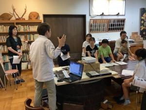 講師が漆についての説明をしている様子です