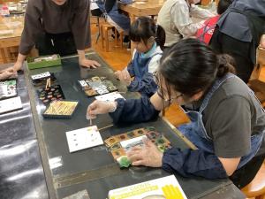 親子で絵付けをしている様子です