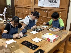 親子3人で作品に取り組んでいる様子です