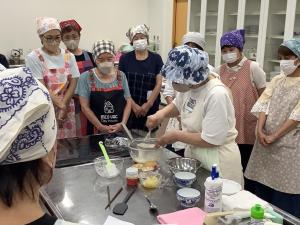 講師がパインケーキの作り方を実践している様子です
